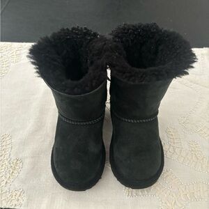 Kids UGG baily button toddler size 7 USA
